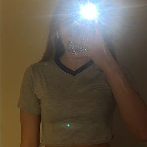 v cut cropped tee